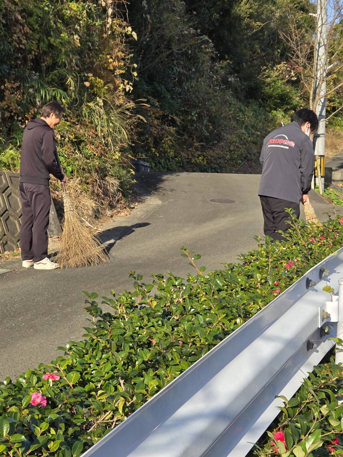 写真：落ち葉も丁寧に掃除してる様子